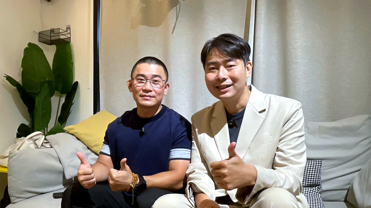 紫微斗數學員謝同學與玩命之徒大師兄林尚諾合影，兩人比讚