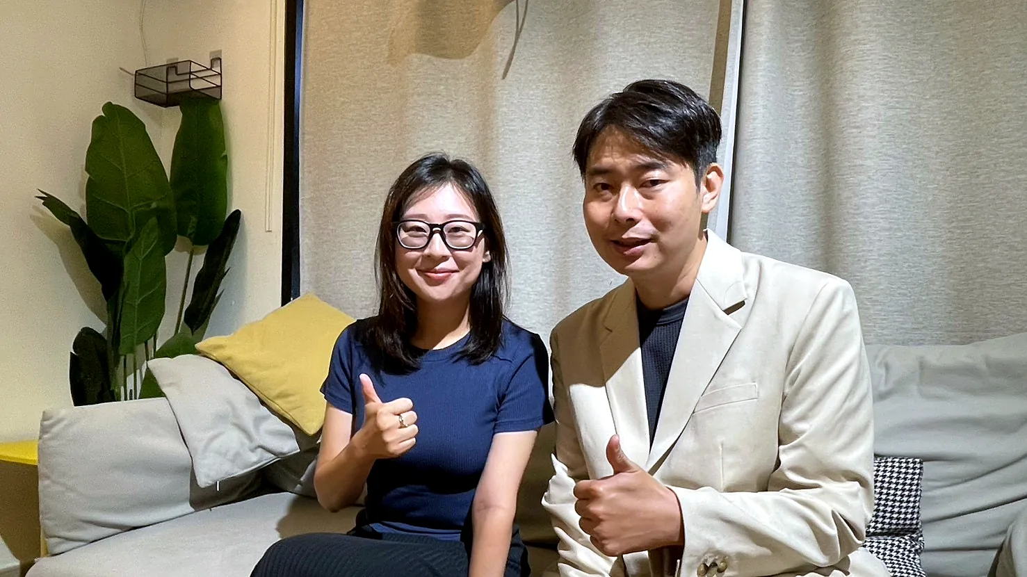 紫微斗數學員 Kelly 與玩命之徒大師兄林尚諾合影，兩人比讚