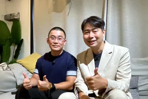 紫微斗數學員謝同學與玩命之徒大師兄林尚諾合影，兩人比讚